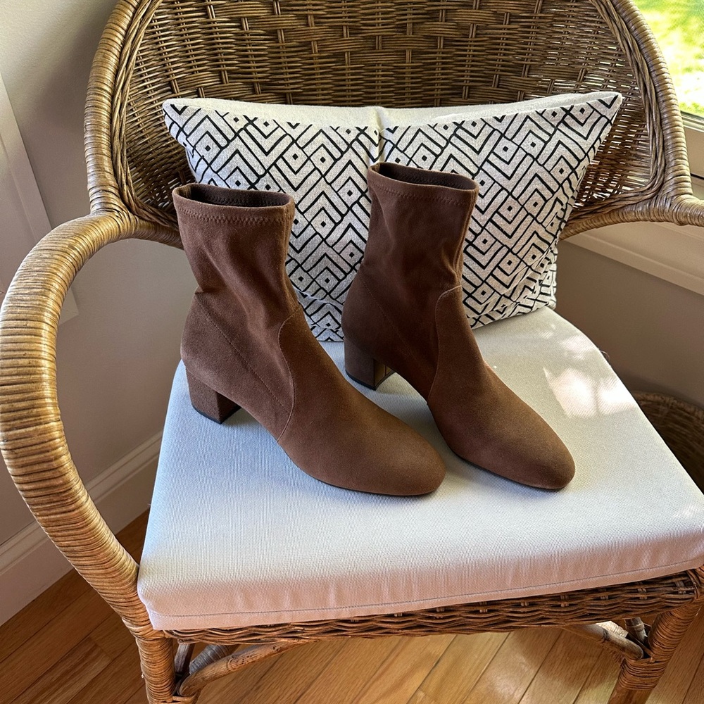 Stuart Weitzman NWOT Elegant Brown Ankle Booties